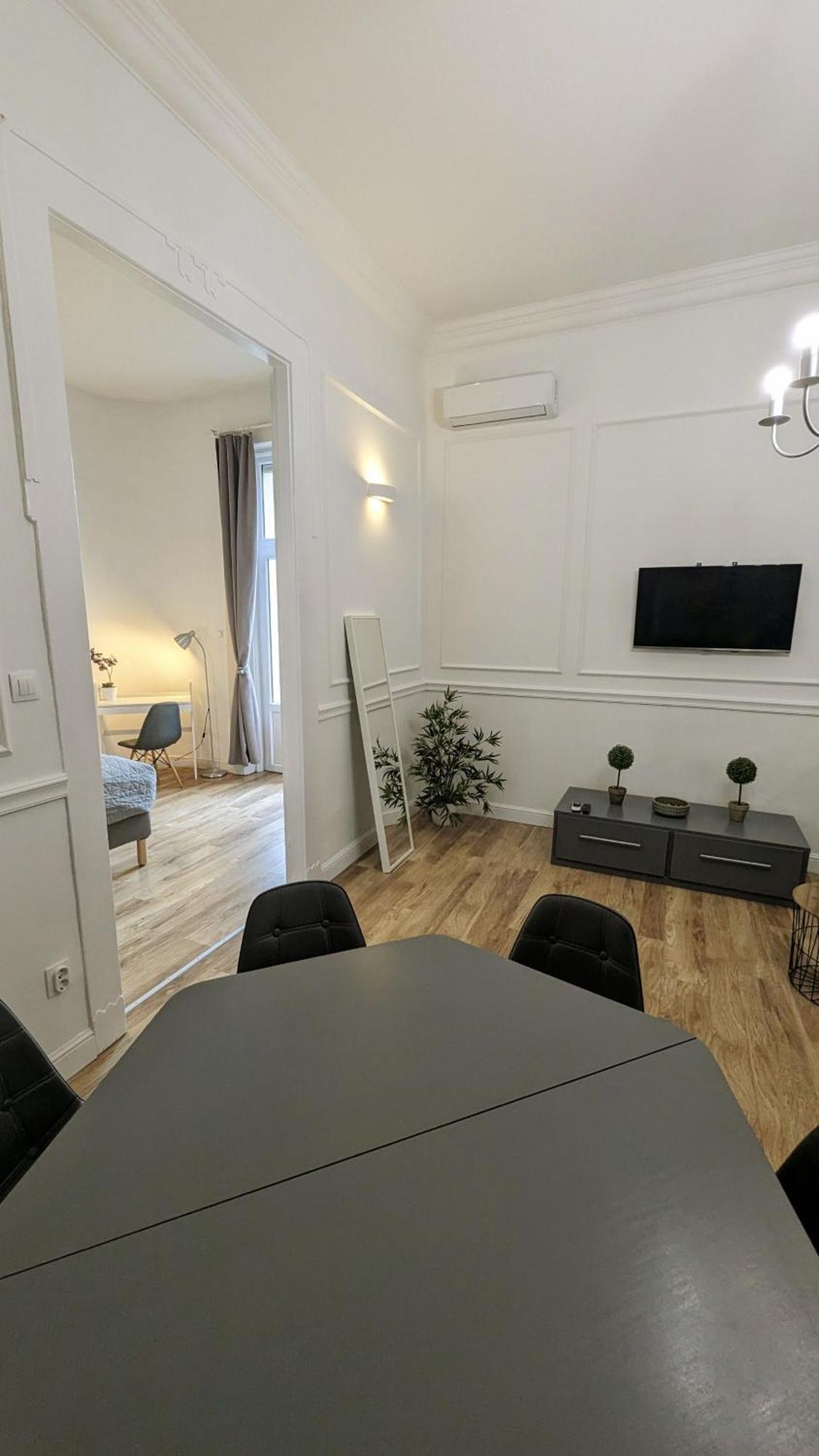 3 Room Apartment In The Beautiful Street บูดาเปสต์ ภายนอก รูปภาพ