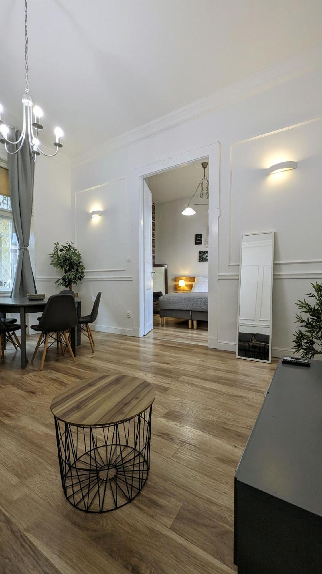 3 Room Apartment In The Beautiful Street บูดาเปสต์ ภายนอก รูปภาพ
