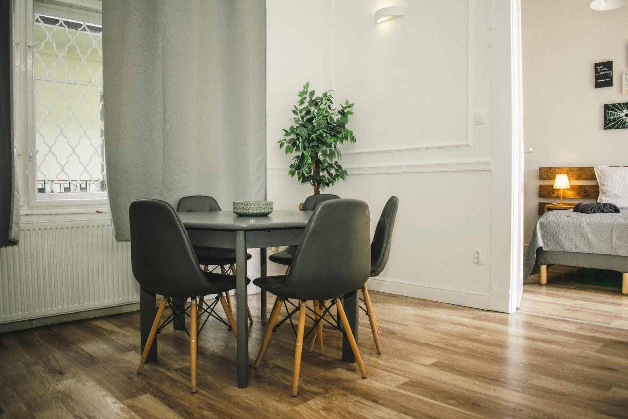 3 Room Apartment In The Beautiful Street บูดาเปสต์ ภายนอก รูปภาพ