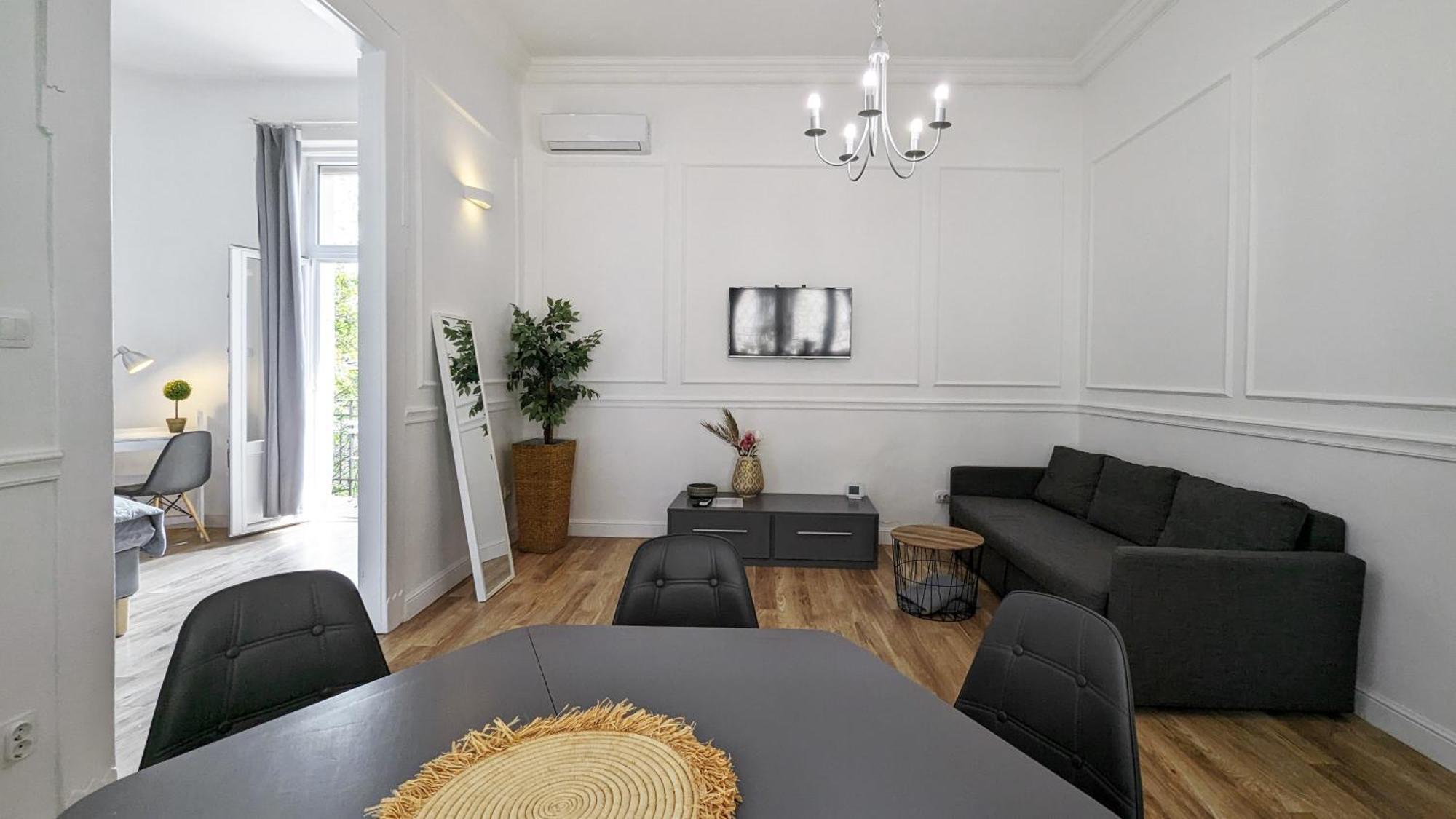 3 Room Apartment In The Beautiful Street บูดาเปสต์ ภายนอก รูปภาพ