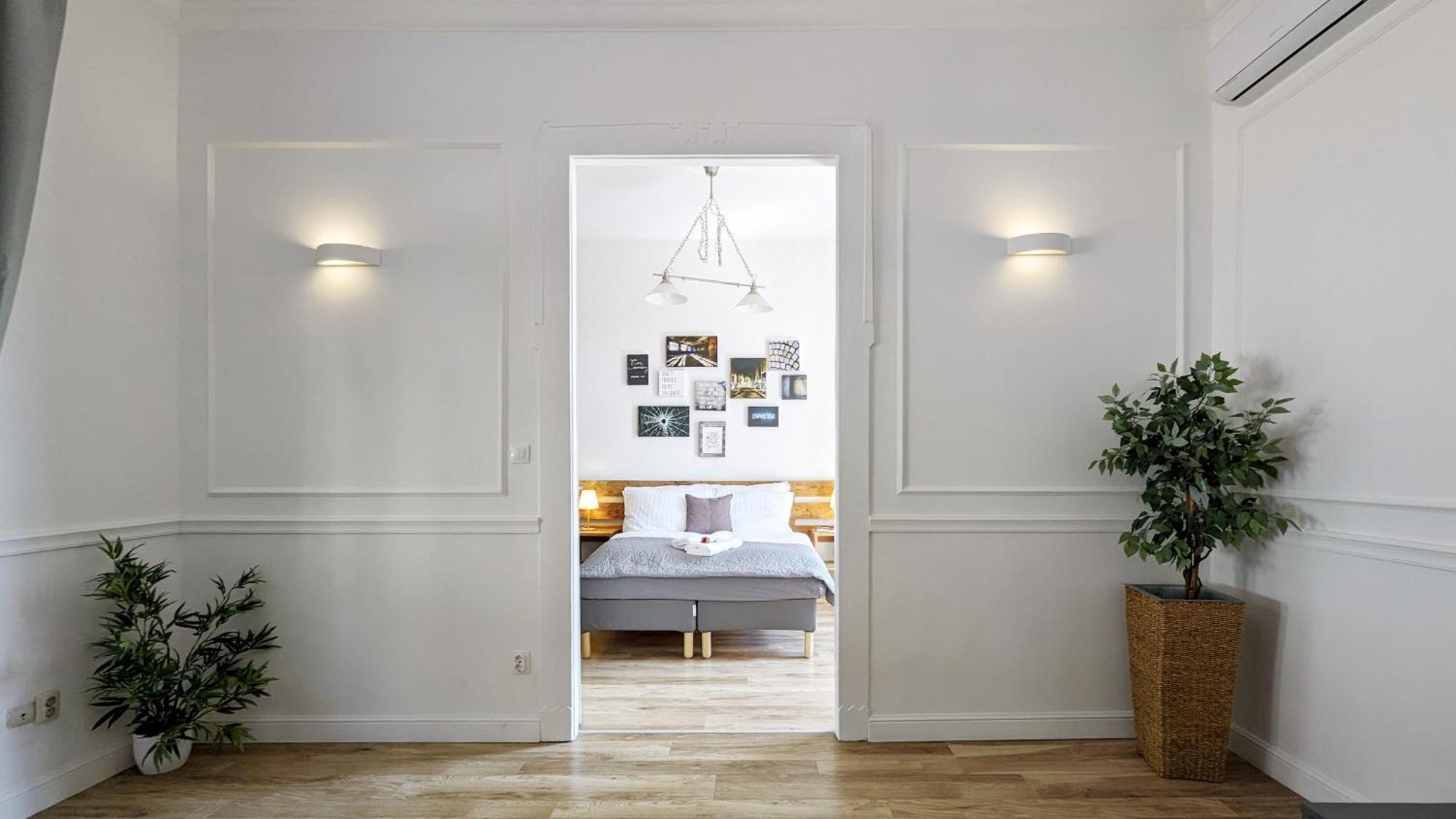 3 Room Apartment In The Beautiful Street บูดาเปสต์ ภายนอก รูปภาพ