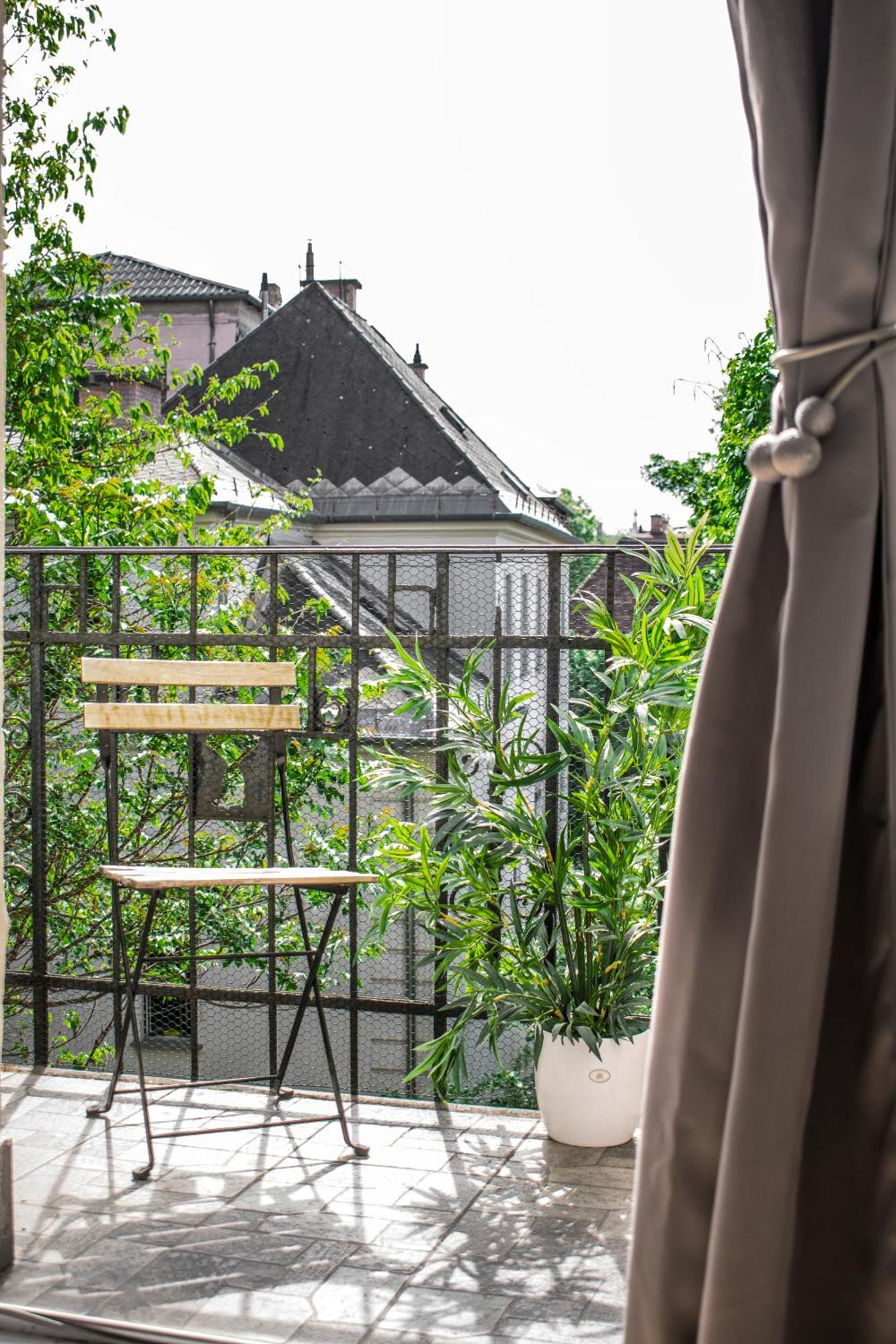3 Room Apartment In The Beautiful Street บูดาเปสต์ ภายนอก รูปภาพ