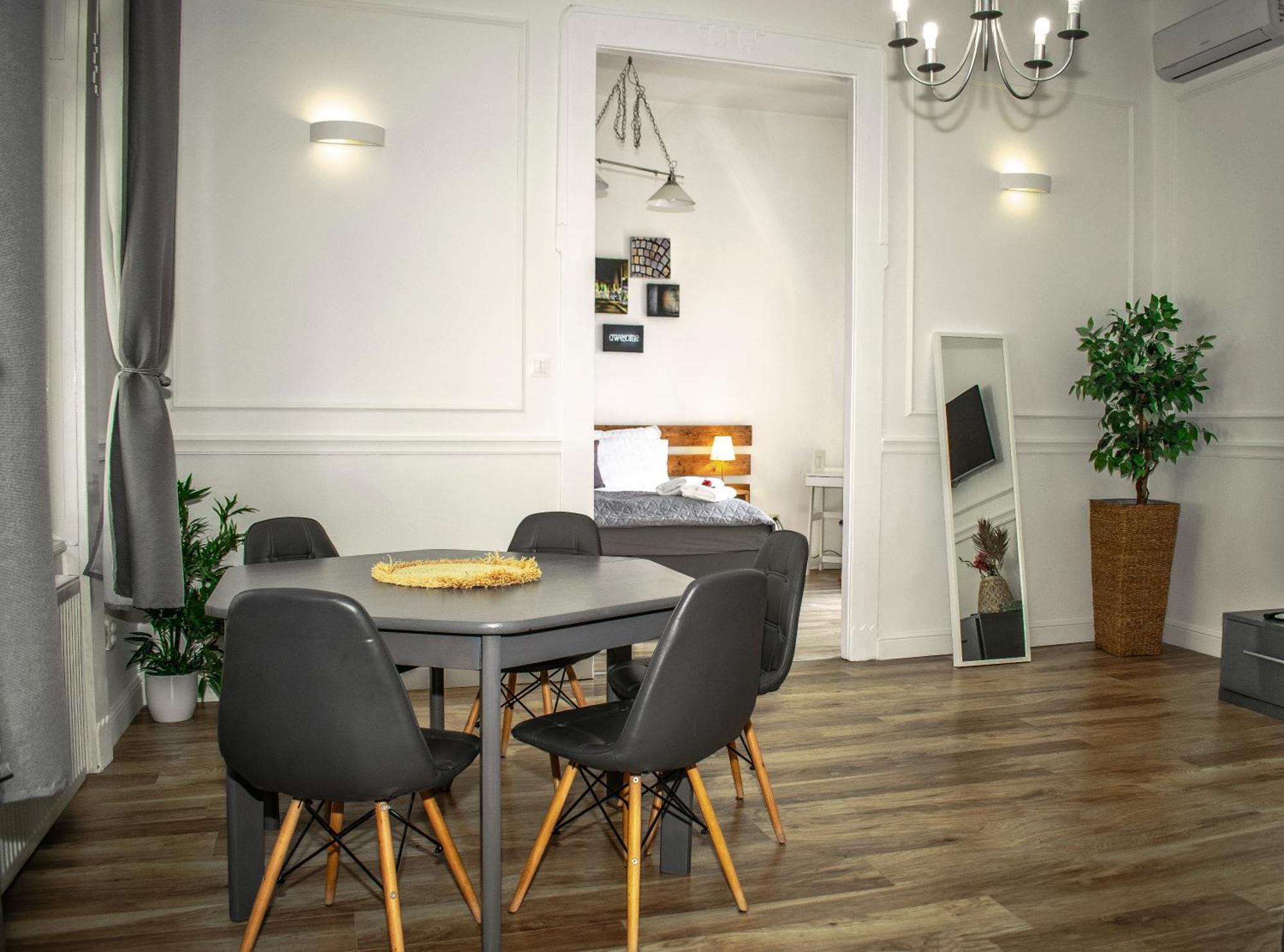 3 Room Apartment In The Beautiful Street บูดาเปสต์ ภายนอก รูปภาพ