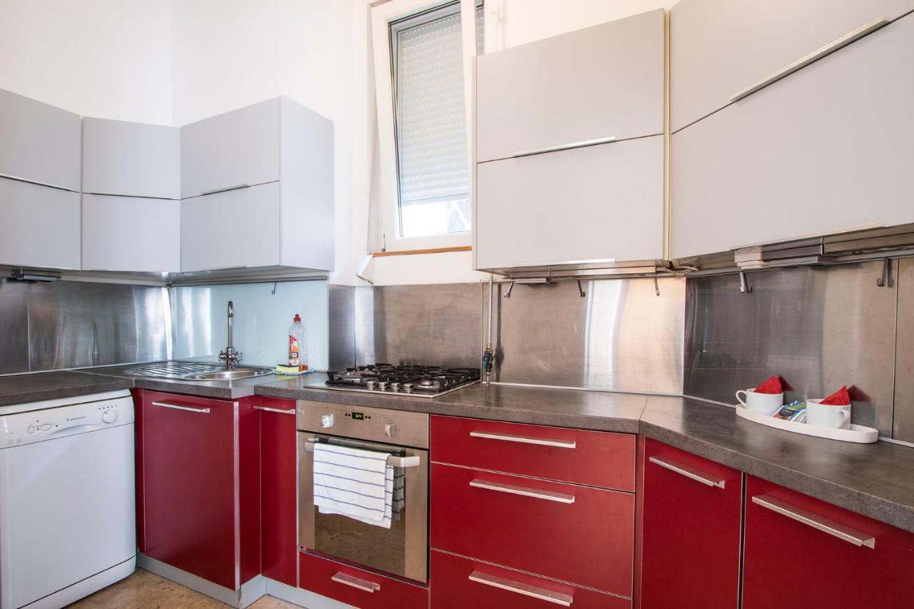 3 Room Apartment In The Beautiful Street บูดาเปสต์ ภายนอก รูปภาพ