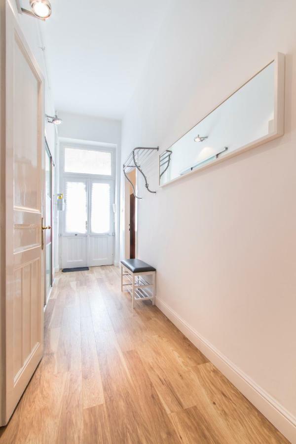 3 Room Apartment In The Beautiful Street บูดาเปสต์ ภายนอก รูปภาพ